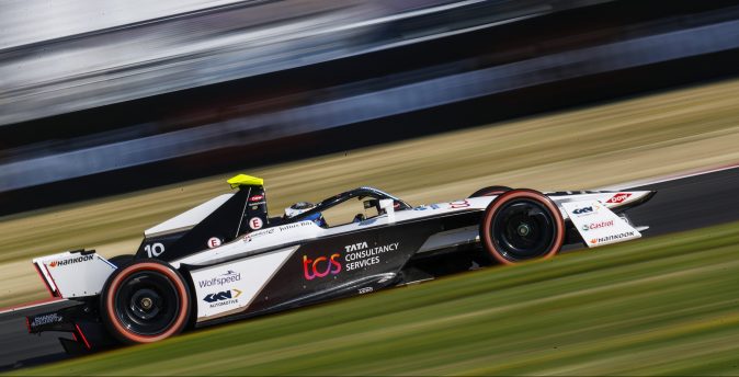 Sam Bird con su Jaguar I-TYPE 6 en el circuito de Portland, Oregón.