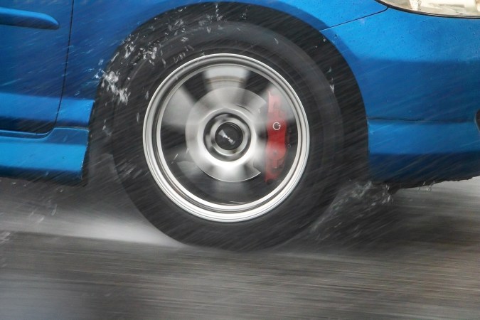 ¿A qué velocidad se debe conducir cuando llueve?