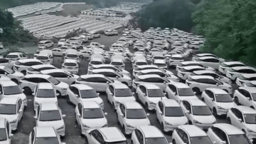 Miles de autos eléctricos se encuentran abandonados en China por baja demanda
