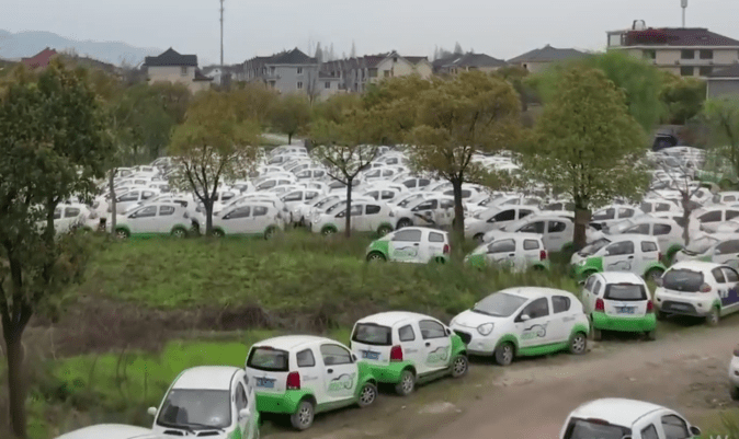 Miles de autos eléctricos se encuentran abandonados en China por baja demanda