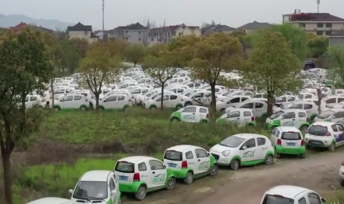Miles de autos eléctricos se encuentran abandonados en China por baja demanda
