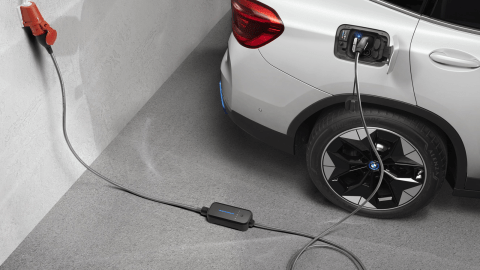 Los incendios en coches eléctricos no son comunes, pero una falla durante la carga puede ocasionar accidentes peligrosos.