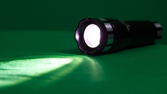 La linterna ayudará a obervar de noche