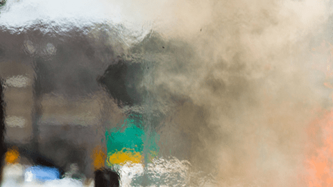 Un auto incendiado puede representar un gran riesgo para otros vehículos y personas cercanas.