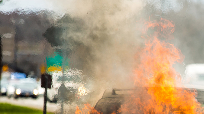 Un auto incendiado puede representar un gran riesgo para otros vehículos y personas cercanas.
