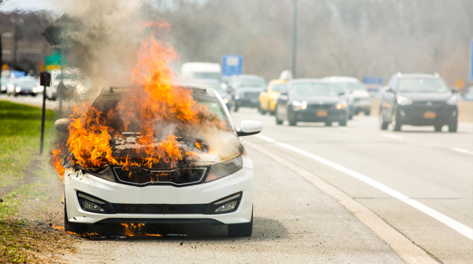 Un auto incendiado puede representar un gran riesgo para otros vehículos y personas cercanas.