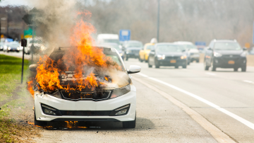 Un auto incendiado puede representar un gran riesgo para otros vehículos y personas cercanas.