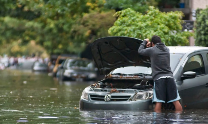 Qué hacer si una tormenta deja tu coche inundado