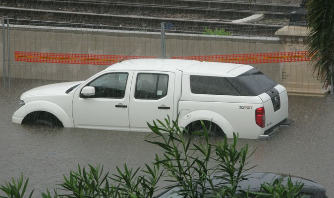 Qué hacer si una tormenta deja tu coche inundado