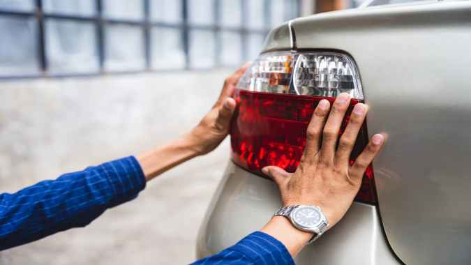 luces del auto se prenden y apagan