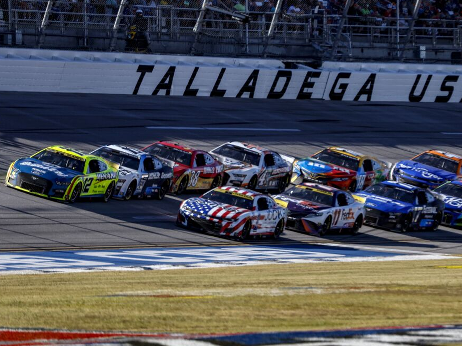 Quienes se aventuran a competir en Nascar lo hacen con autos completamente modificados para el evento. El objetivo de la transformación es hacerlos más potentes y rendidores