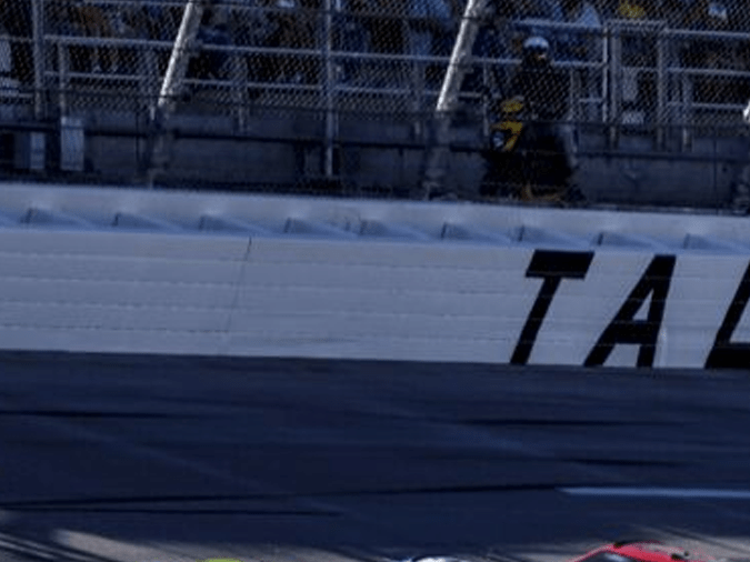 Quienes se aventuran a competir en Nascar lo hacen con autos completamente modificados para el evento. El objetivo de la transformación es hacerlos más potentes y rendidores