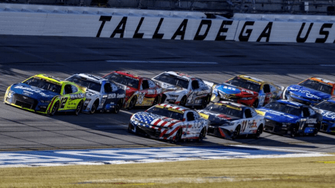 Quienes se aventuran a competir en Nascar lo hacen con autos completamente modificados para el evento. El objetivo de la transformación es hacerlos más potentes y rendidores