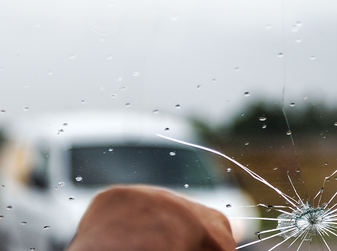Cómo reparar un parabrisas rayado, agrietado o estrellado