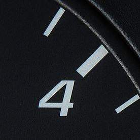 Mensaje de potencia reducida en el tablero de un auto moderno