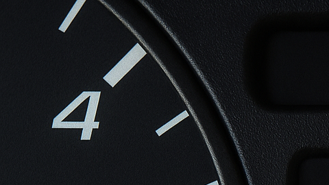 Mensaje de potencia reducida en el tablero de un auto moderno