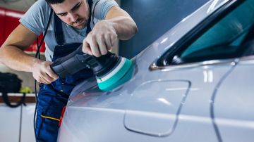 A mano o con máquina: cuál es la mejor manera de pulir un auto