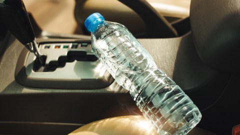 Por qué puede resultar peligroso llevar una botella de agua en tu carro