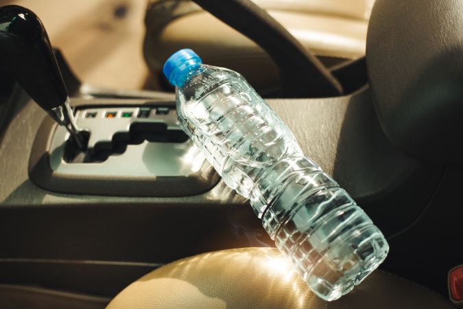 Почему перевозка бутылки с водой в автомобиле может быть опасной.