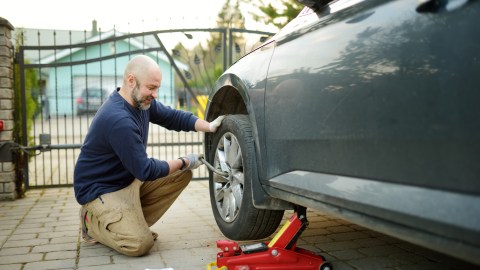 Cómo levantar un automóvil sin riesgo de ser aplastado