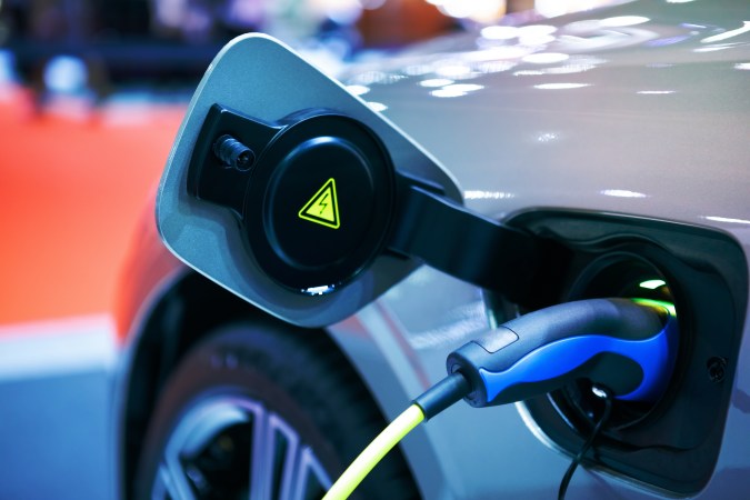 ¿Qué significan las siglas PHEV, MHEV, BEV, HEV de los autos eléctricos?