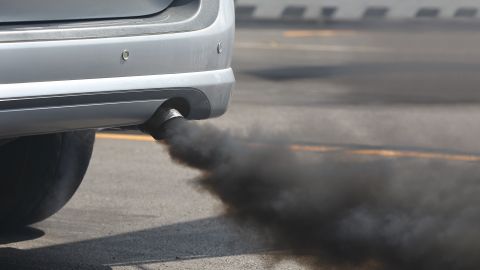 Почему из выхлопной трубы автомобиля вытекает вода