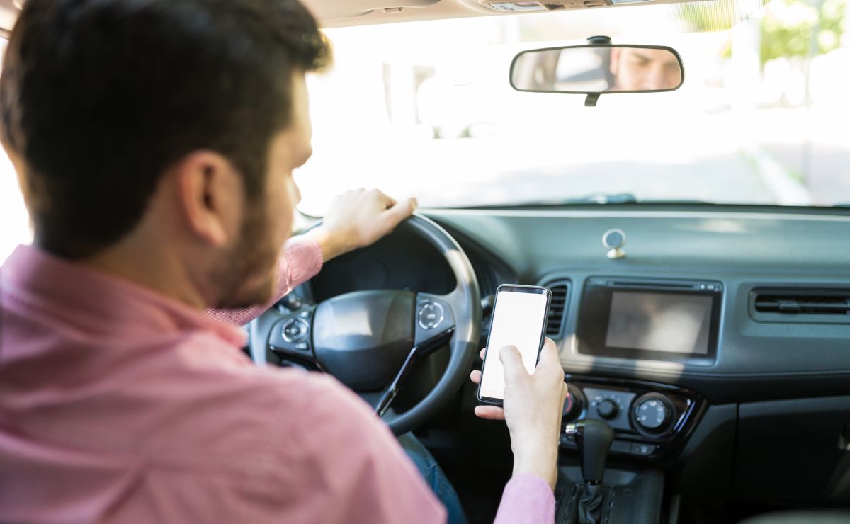 ¿Se puede usar el celular mientras conduces en California? Cómo evitar ...