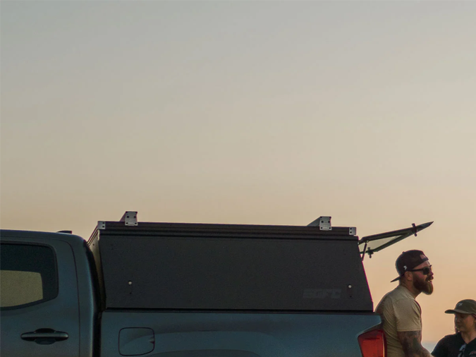 Apilaron dos camionetas para probar la resistencia de un invento: el resultado fue sorprendente