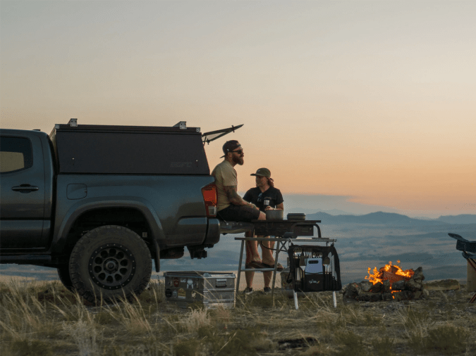 Apilaron dos camionetas para probar la resistencia de un invento: el resultado fue sorprendente