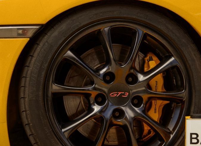 Auto Porsche amarillo