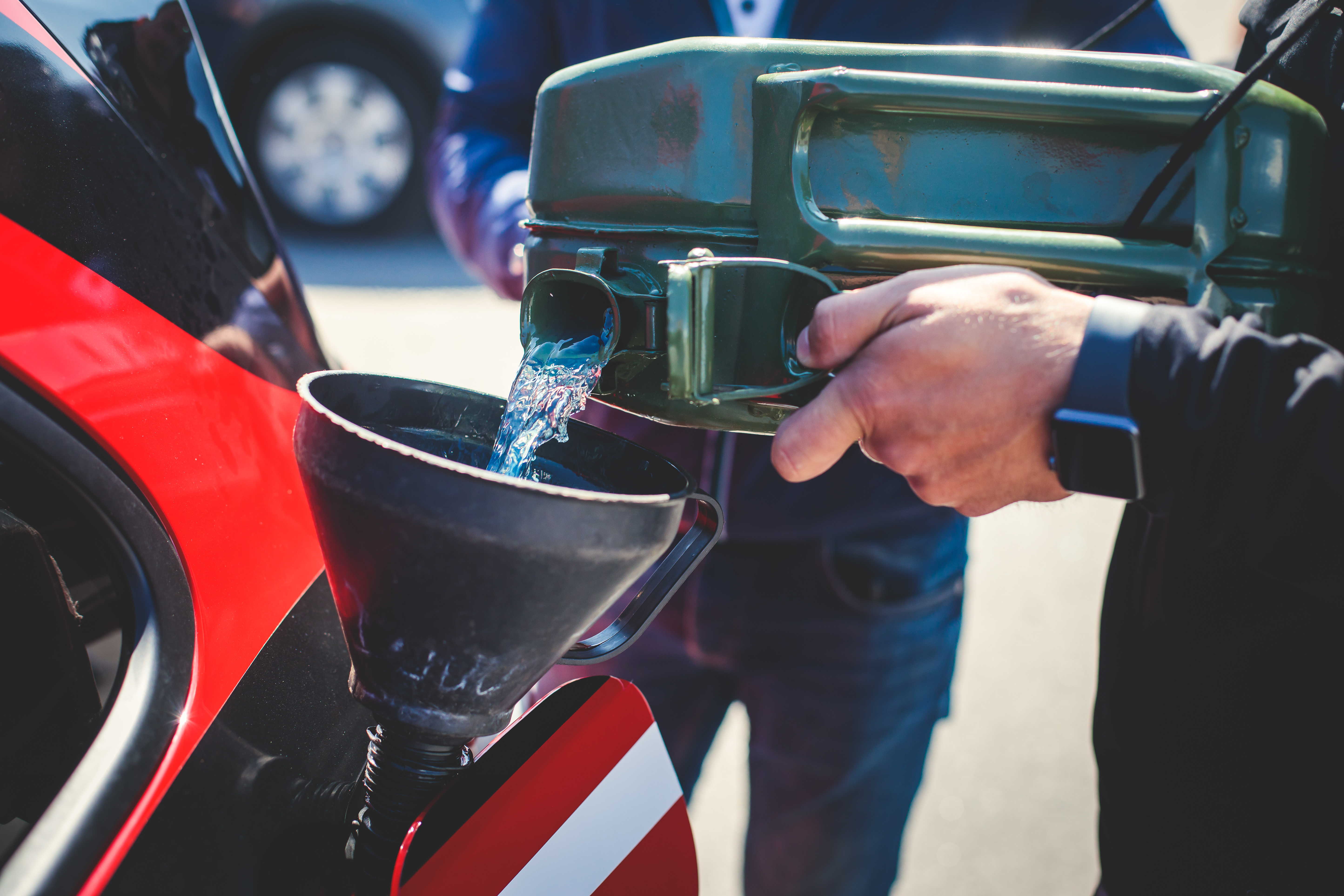 Cómo cargar combustible con un bidón de manera segura