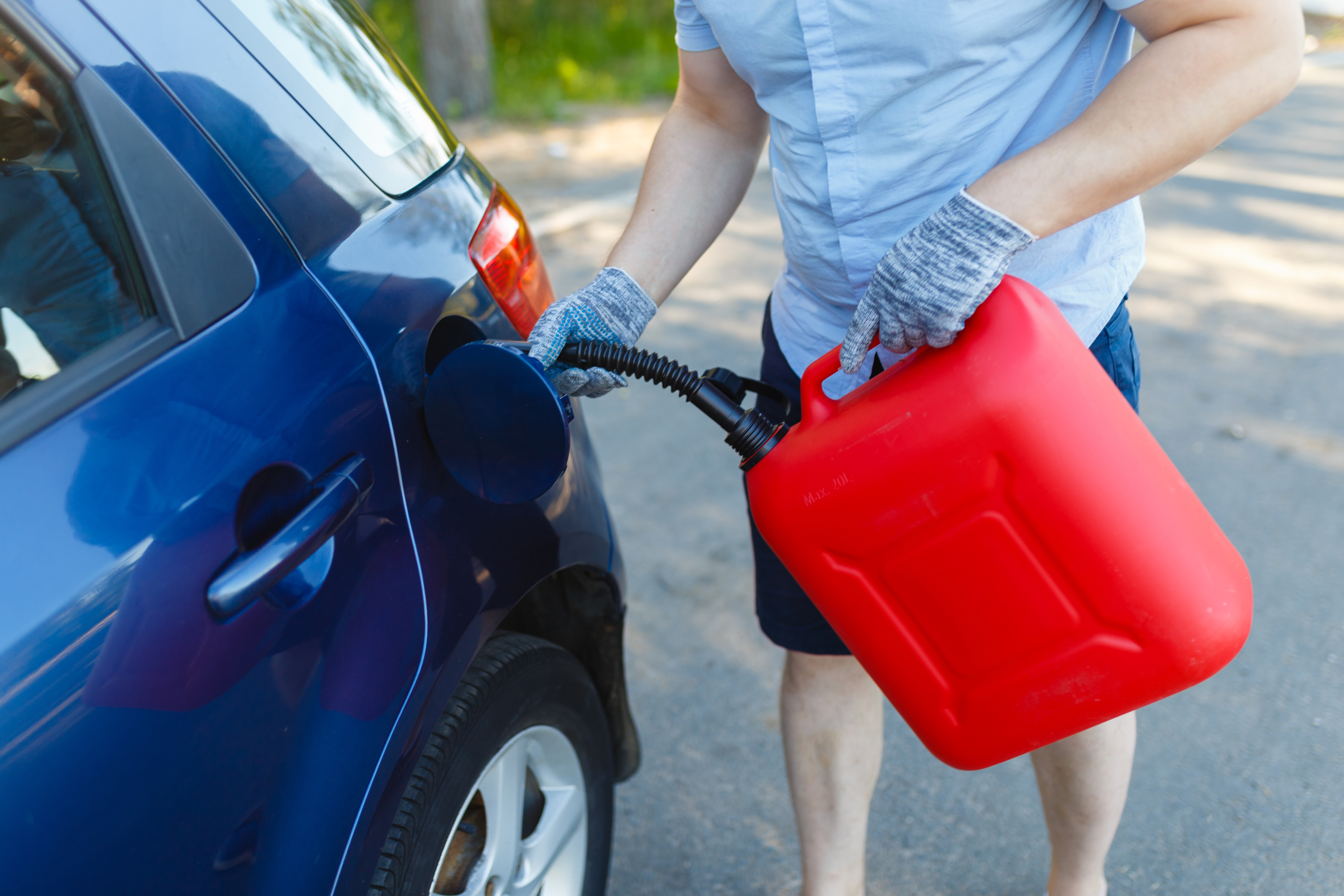 Cómo cargar gasolina con un bidón de manera segura