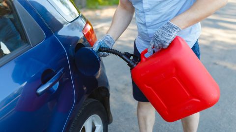 Cómo cargar gasolina con un bidón de manera segura