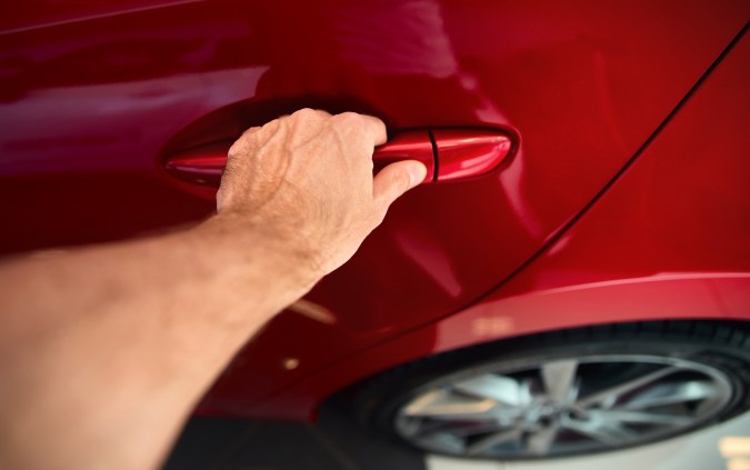 Por qué a veces nos da electricidad al abrir o cerrar la puerta del auto