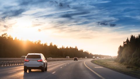 Por qué el carro se va hacia un lado cuando conduces recto