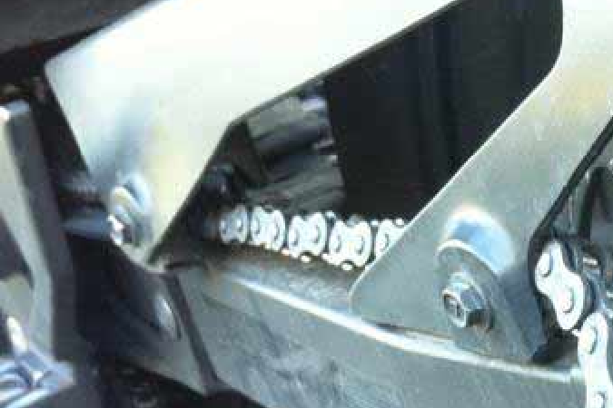 Cómo ajustar la cadena de la moto cuando se afloja