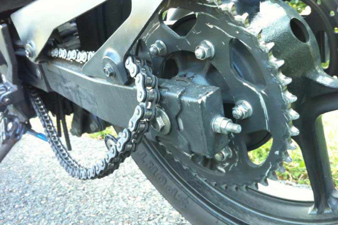 Cómo ajustar la cadena de la moto cuando se afloja