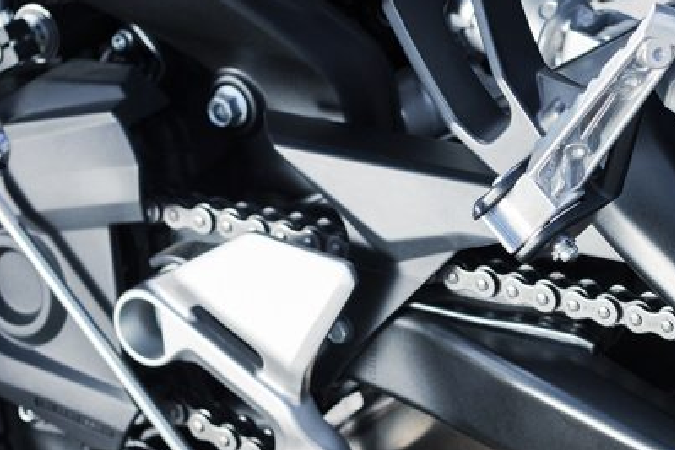 Cómo ajustar la cadena de la moto cuando se afloja