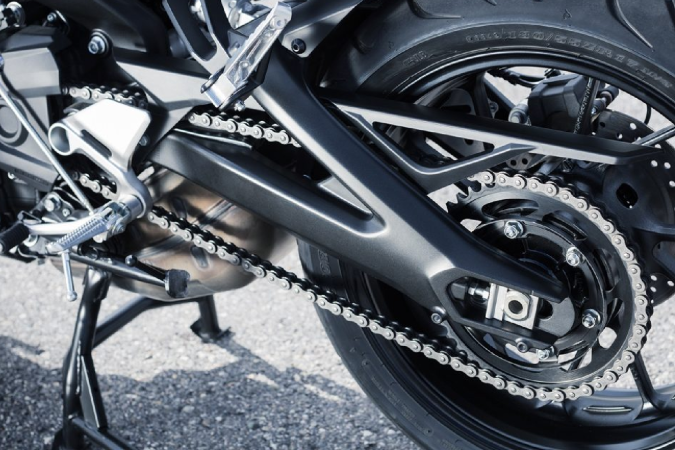 Cómo ajustar la cadena de la moto cuando se afloja