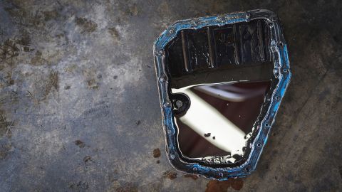Reparación del cárter de un auto