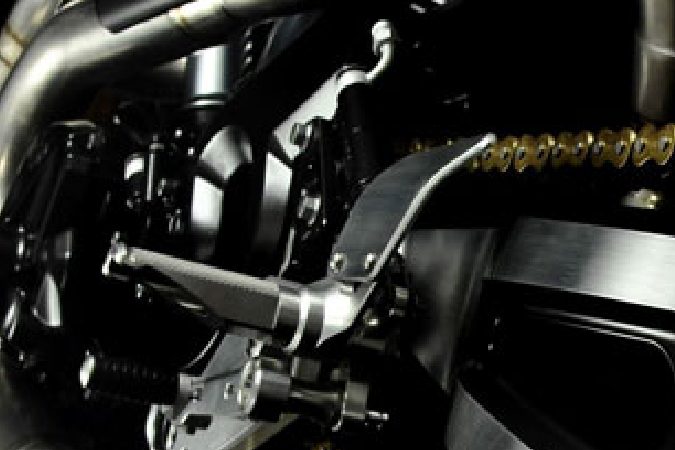 Cómo ajustar la cadena de la moto cuando se afloja