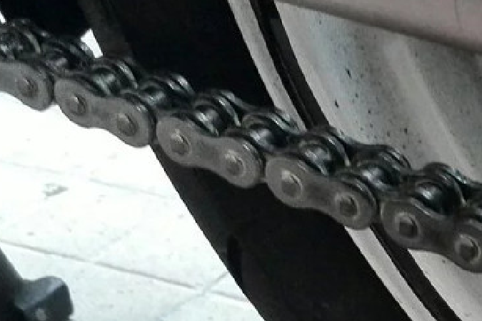 Cómo ajustar la cadena de la moto cuando se afloja