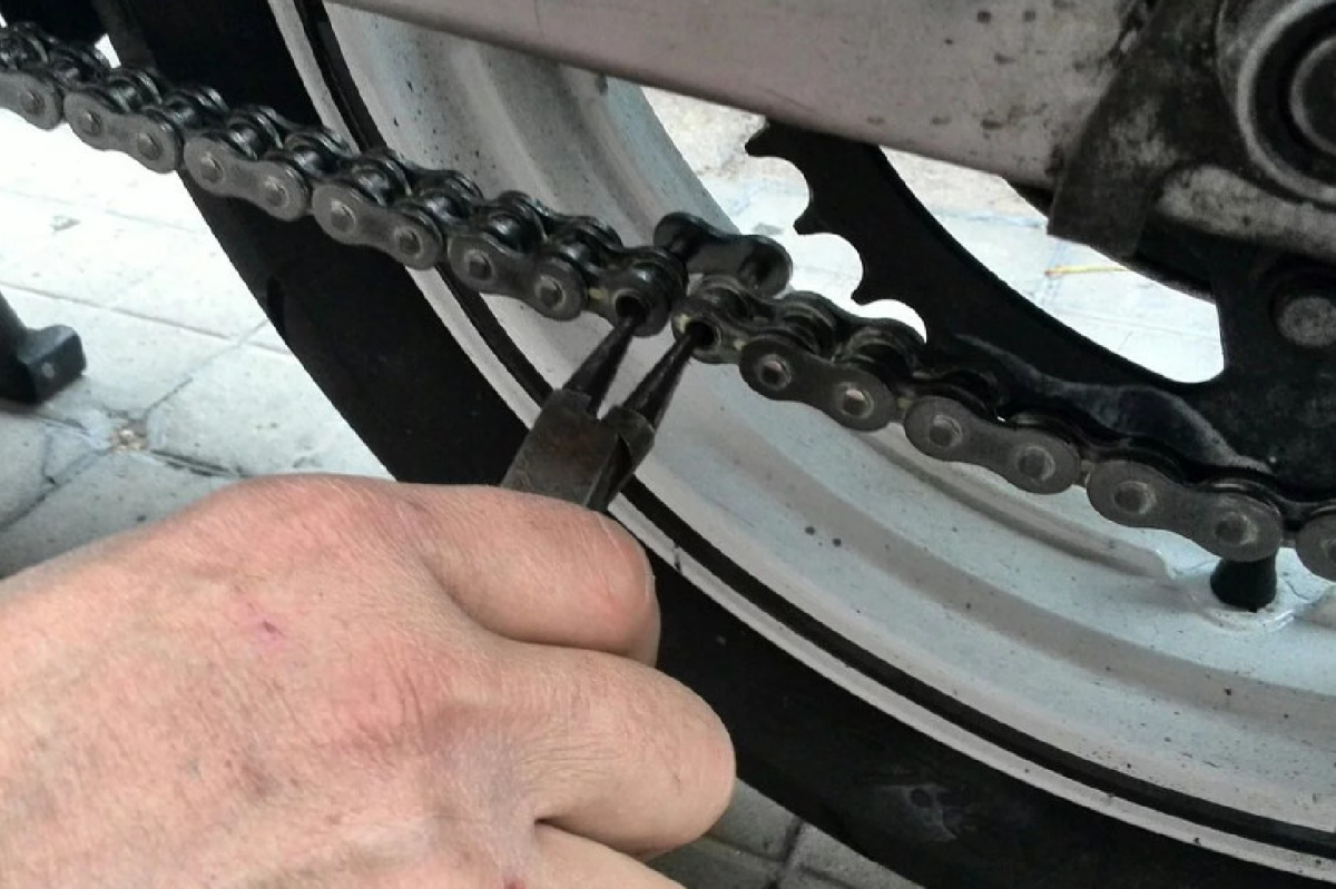 Cómo ajustar la cadena de la moto cuando se afloja