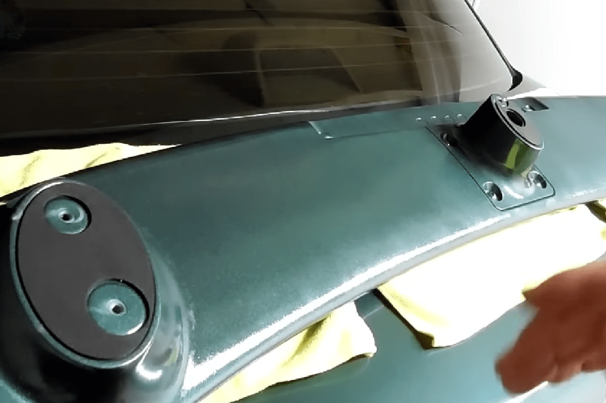 Cómo instalar un alerón trasero en el auto