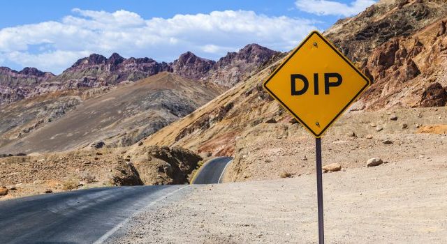 que significa dip en la carretera