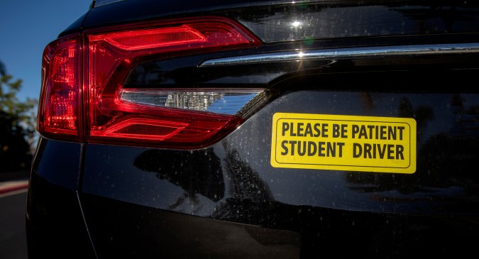 Retira los stickers sin dañar la pintura del carro