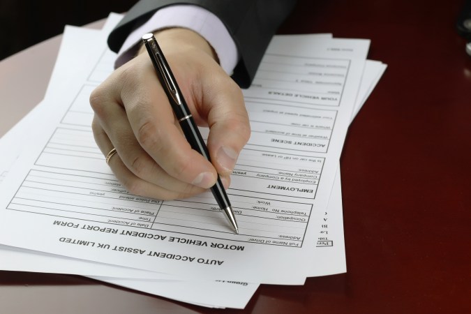 donde se firma un titulo de carro