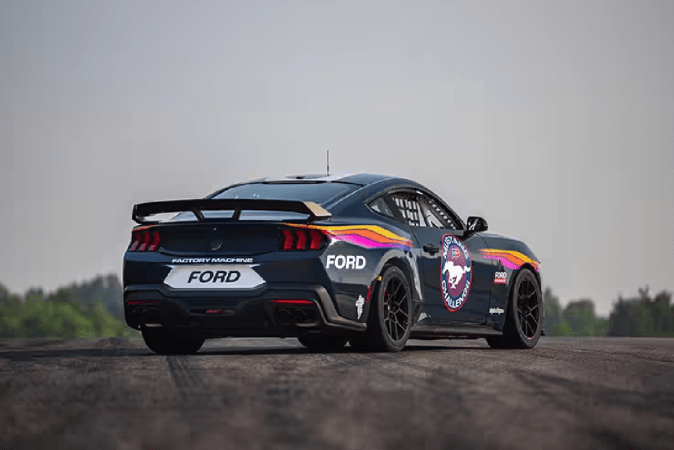 Ford lanza a la venta el Mustang Dark Horse R, una versión de carreras poderosa