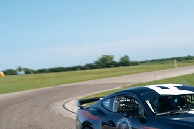 Ford lanza a la venta el Mustang Dark Horse, una versión de carreras poderosa