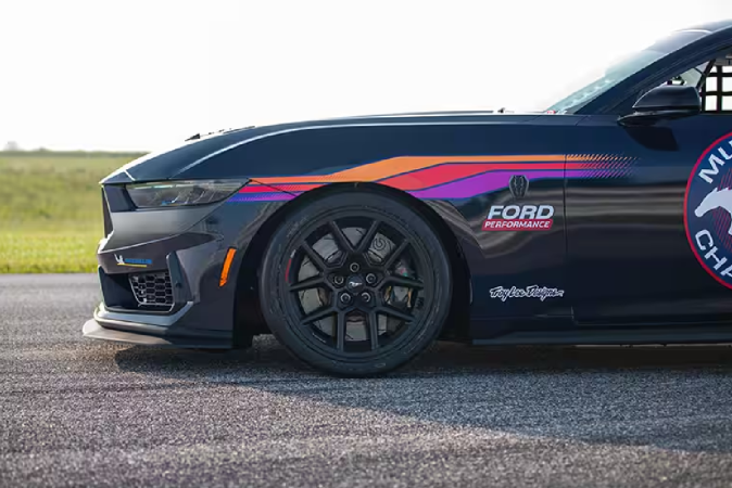 Ford lanza a la venta el Mustang Dark Horse R, una versión de carreras poderosa